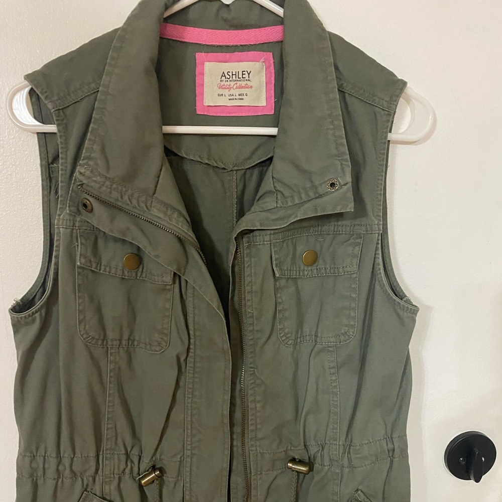 Army green vest/sleeveless jacket. Ashley By 26 International brand. Size L.
